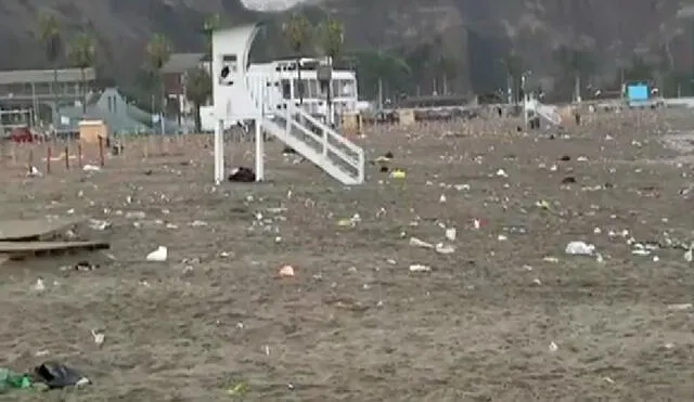 Desolador panorama fue captado en la arena de la playa Agua Dulce, en Chorrillos. VIDEO: América TV