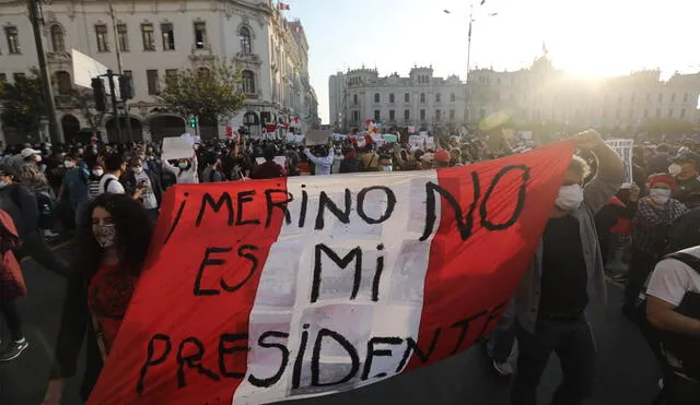 Manifestantes se organizan en la plaza San Martín durante protesta de este 12 de noviembre. Foto: Jorge Cerdán/La República