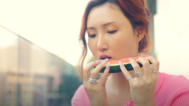 Desliza para ver más fotos de Hwasa de MAMAMOO. Créditos: Rainbow Bridge World