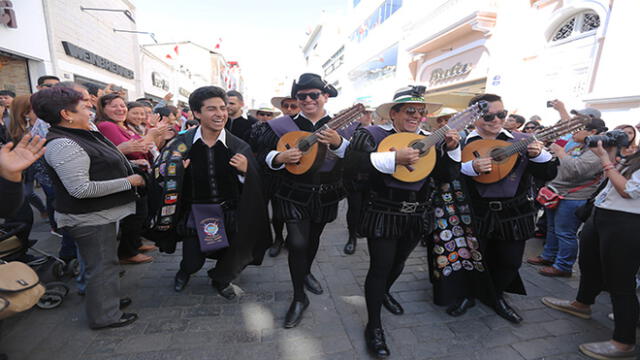 Tunos recorren calles del Centro Histórico por aniversario de Arequipa [FOTOS]