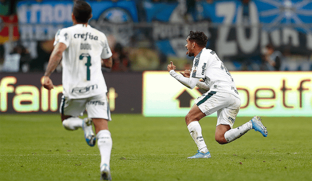 Gustavo Scarpa abrió el marcador en el Gremio vs. Palmeiras con un impresionante remate de más de 30 metros. | Foto: AFP