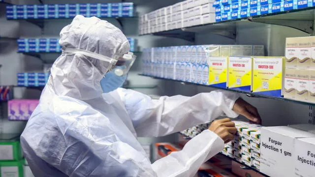 An employee, wearing his personal protective equipment (PPE), sorts medicines at the newly-inaugurated laboratory for coronavirus testing in Yemen's third city of Taiz, on April 30, 2020. - Yemen's healthcare system has been blighted by years of war that have driven millions from their homes and plunged the country into what the United Nations describes as the world's worst humanitarian crisis. (Photo by AHMAD AL-BASHA / AFP)