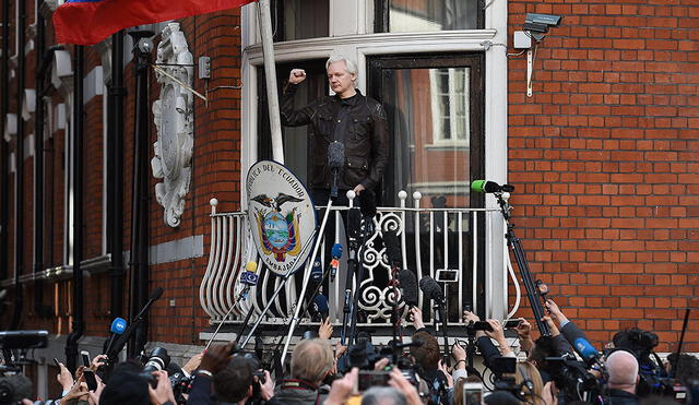 Assange y Pamela Anderson viven una "lucha romántica", según la actriz
