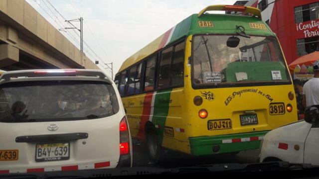 La Victoria: ambulantes instalados en vía pública generan congestión vehicular [FOTOS]