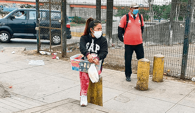 Riesgo. Maribel expone su salud vendiendo golosinas. Foto: URPI