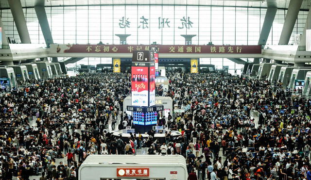 Pasajeros esperan sus trenes antes del feriado de ocho días que marca el Día Nacional de China y el Festival del Medio Otoño. Foto: AFP