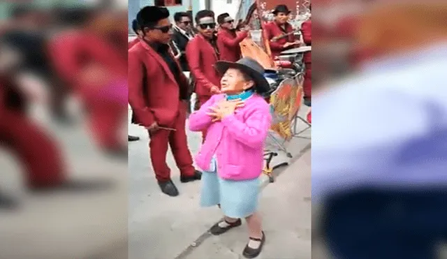 En Facebook, anciana demostró sus atrevidos movimientos de baile al ritmo de un conocido huayno.