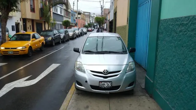 #YoDenuncio: autos utilizan vía peatonal para estacionar 