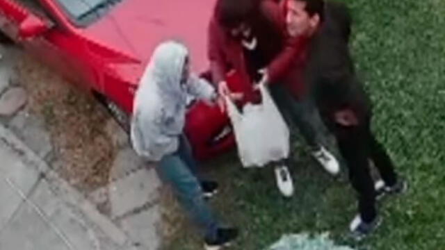 Delincuentes arrebatan celulares y pollo a la brasa a dos hermanos [VIDEO]