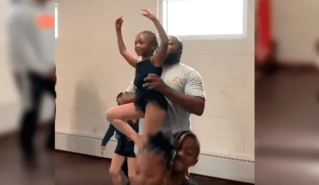 Video es viral en Facebook. Los papás aparecen al lado de sus pequeñas hijas escuchando atentamente las instrucciones de la profesora