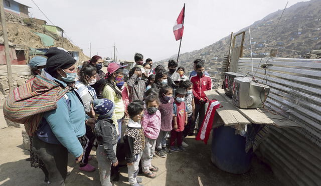 peruanos viendo mensaje a la nacion