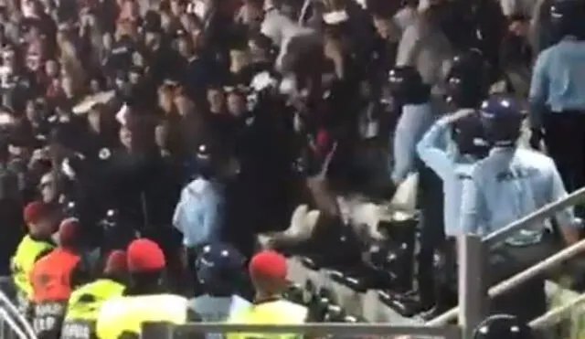 Policías e hinchas protagonizaron bochornoso momento. Foto: Captura de video.