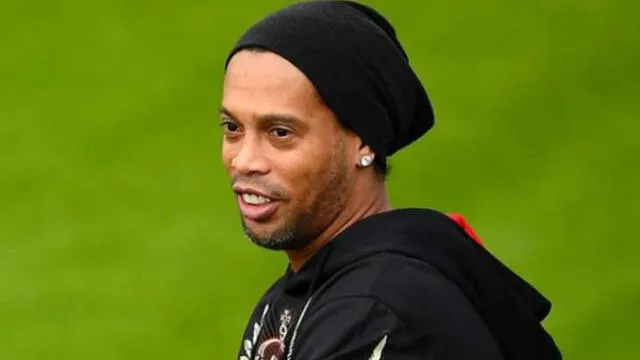Ronaldinho comparte en Facebook peculiar foto sobre su celebración por el Año Nuevo