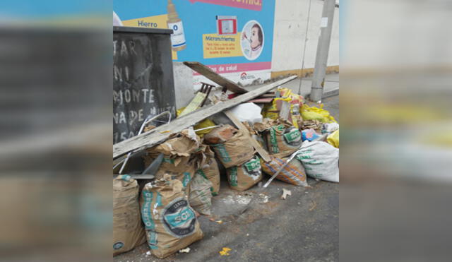 Desmonte y basura en el frontis del Centro Materno Infantil en Chorrillos 