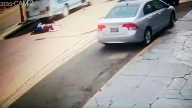 Trujillo: Cámaras de seguridad graban terrible accidente de cobradora [VIDEO]