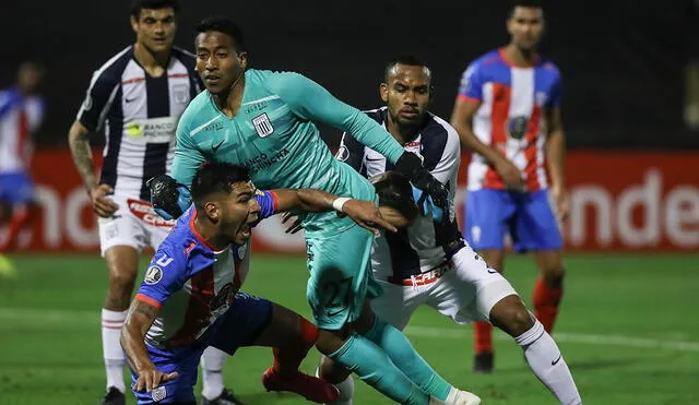 Ítalo Espinoza falló en su área y provocó el penal que derivó en el 2-1 de Estudiantes de Mérida. Foto: EFE
