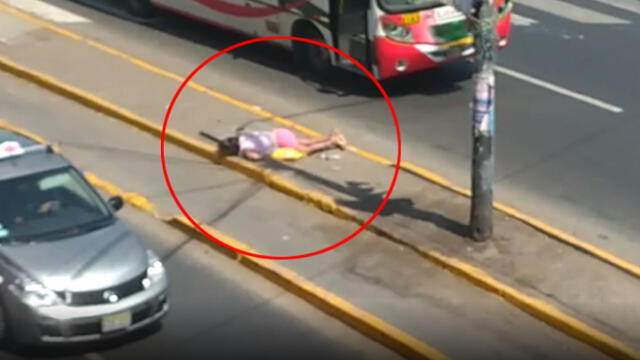 Luego de ser vista tendida al lado de ciclovía, mujer fue auxiliada por dos personas que la subieron a un taxi. (Foto: Captura de video)