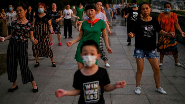 Habitantes de Wuhan vuelven a las calles. Foto: Héctor Retamal/AFP