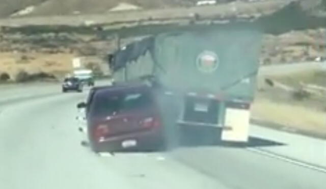 YouTube: Camión choca automóvil y lo arrastra un kilómetro porque "no se dio cuenta"