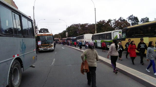 Vecinos se quejan de buses estacionados por evento religioso