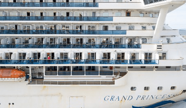 Los pasajeros miran desde el barco en el puerto de Oakland en Oakland, California. Foto: AFP.