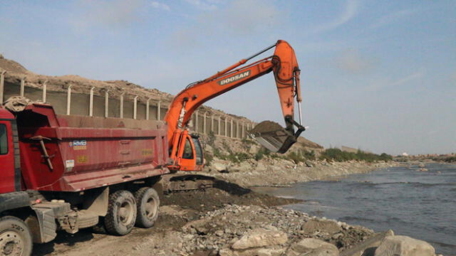 Realizan trabajos de descolmatación en ribera del río Rímac