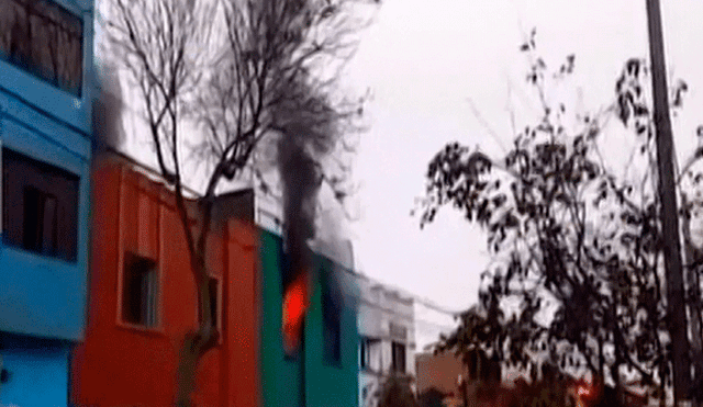 Bomberos controlaron incendio en vivienda de Breña [VIDEO]