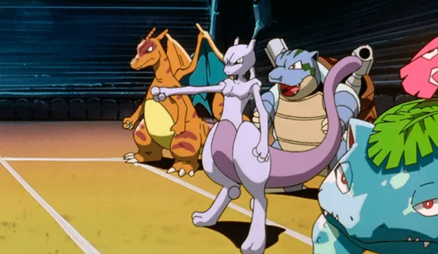 Mewtwo y los pokémon clon: Charizard, Blastoise y Venasaur en la película de Pokémon.