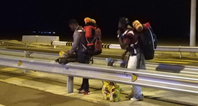 Un grupo de haitianos burló el cierre de frontera con Chile.