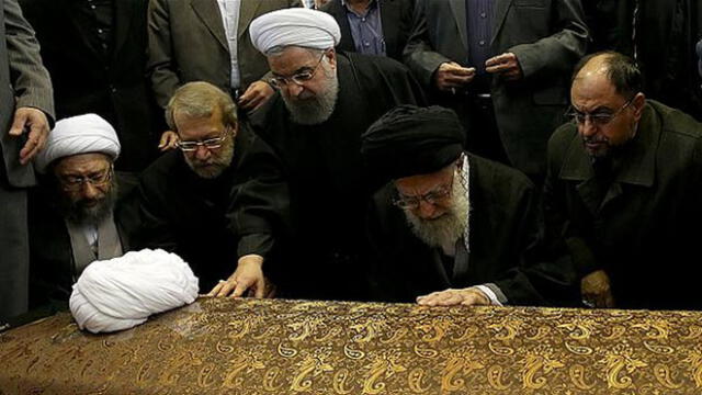 Alí Jameneí no pudo contener el llanto mientras oraba por Qasem Soleimani.