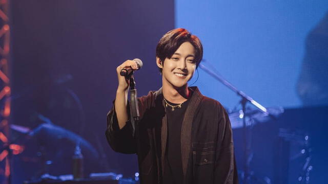 Desliza para ver más fotos de Kim Hyun Joong sobre su concierto online. Créditos: Instagram