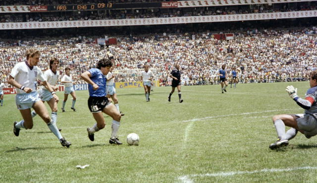 El ídolo argentino eludió hasta cinco rivales ingleses antes de anotar un golazo. Foto: EFE
