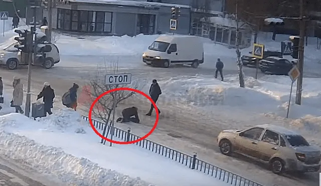 YouTube: mujer se resbala al cruzar pista y conductor la atropella al verla [VIDEO]