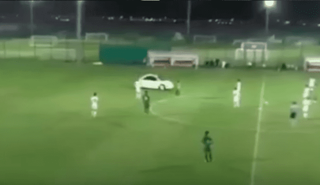 YouTube: auto invadió cancha de fútbol en pleno partido y casi provoca una tragedia