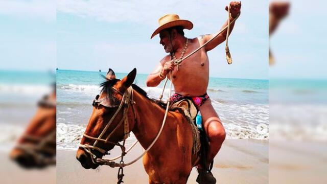 Andrés Hurtado sorprende al aparecer cabalgando en sunga