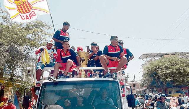 Felices. Jugadores pasearon la copa por las calles piuranas.