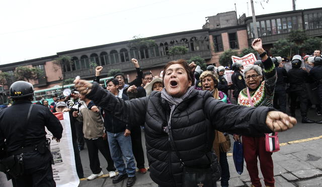 Ex trabajadores despedidos del gobierno de Fujimori, protestan en los exteriores del Congreso [FOTOS]