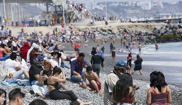 Riesgo. Ante la proximidad del verano, los limeños vienen acudiendo a las playas en grupos. Foto: Marco Cotrina/La República