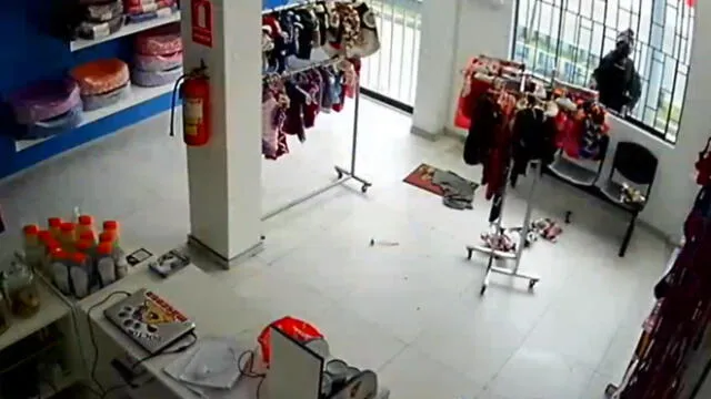 Hombre utilizó un palo para jalar el exhibidor de ropa. (Foto: Captura de video / Latina Noticias)