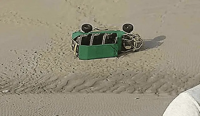 Auto tubular que transportaba a diez personas volcó en dunas de Huacachina. Foto: Captura de video