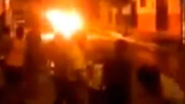 Pobladores queman motocicleta usada por delincuentes [VIDEO]