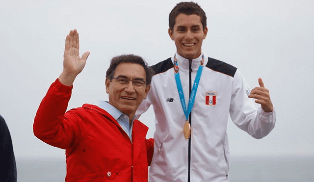 Martín Vizcarra junto a Lucca Mesina, oro en surf open en Lima 2019. Foto: Twitter Martín Vizcarra.