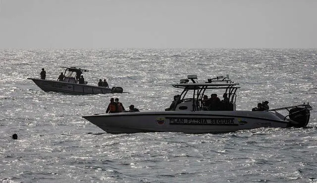 Elementos de seguridad mientras patrullaban la costa donde se registró el enfrentamiento el domingo, en Macuto, La Guaira. Foto: EFE