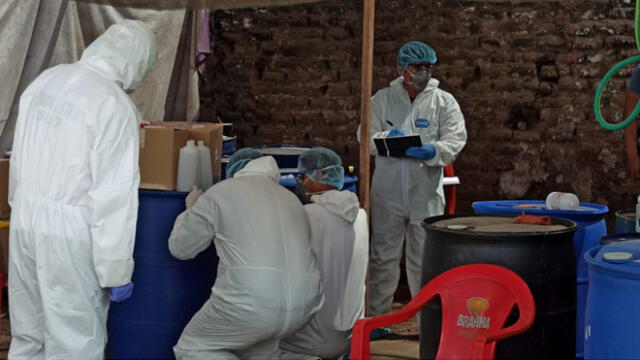 Peritos de la Policía acudieron al lugar para inspeccionar el alcohol encontrado. (Foto: GLR - URPI)