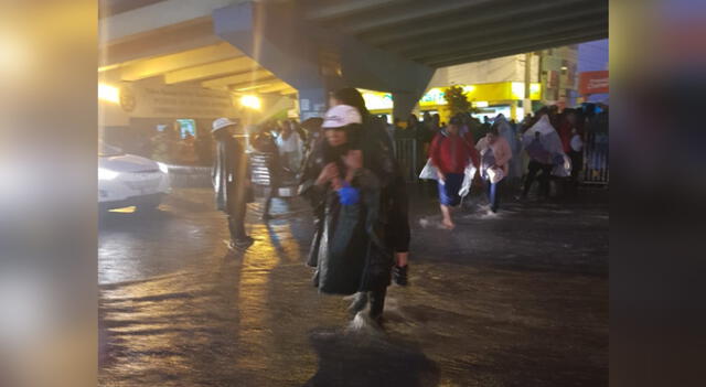 Arequipa. Durante intensas lluvias, agente de la Policía de Tránsito cargó a personas hasta entrada la noche.