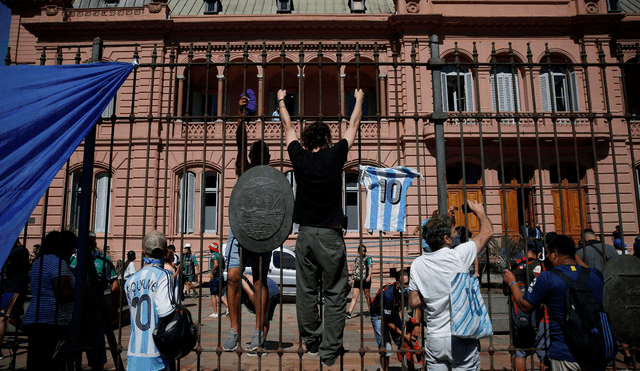 Varios fanáticos del 'Pelusa' se quedaron con afuera sin darle el último adiós. Foto: EFE/Demian Alday Estevez.