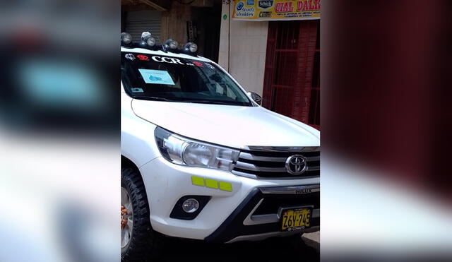 Conductor hace pasar su vehículo como auto oficial durante estado de emergencia.