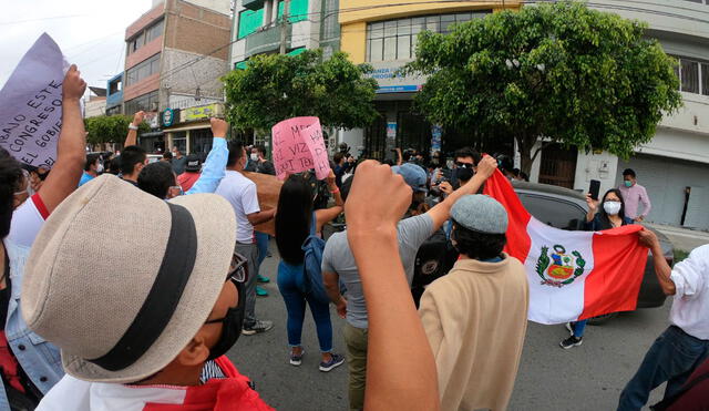 Se realizó manifestación en exteriores de local de APP en Chiclayo. Foto: Clinton Medina / La República
