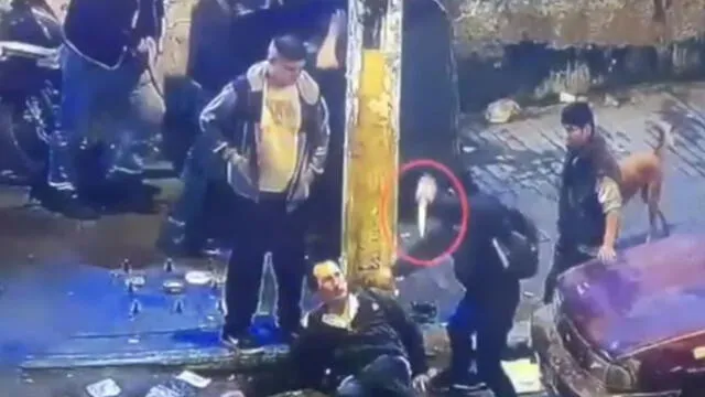El atacante aprovecha que el hombre yace en el suelo sin poder defenderse. (Foto: Captura de video / ATV Noticias)