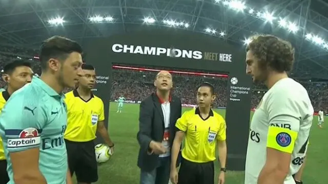 El insólito método de un árbitro para sortear la cancha en el PSG vs Arsenal [VIDEO]